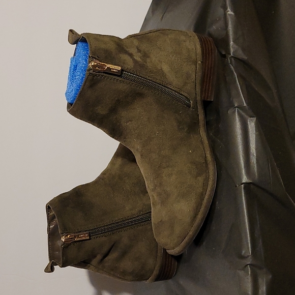 Stuart Weitzman girl olive green suede boots - Picture 2 of 5